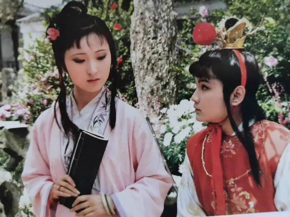 林黛玉死后贾宝玉会怎么活？
宝玉的原型是一块补天顽石，石头没有心也没有灵的，他的