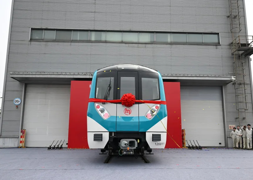 通行线·轨交【杭州地铁首列全自动运行电客车正式下线】4月17日，杭州地铁首列全自