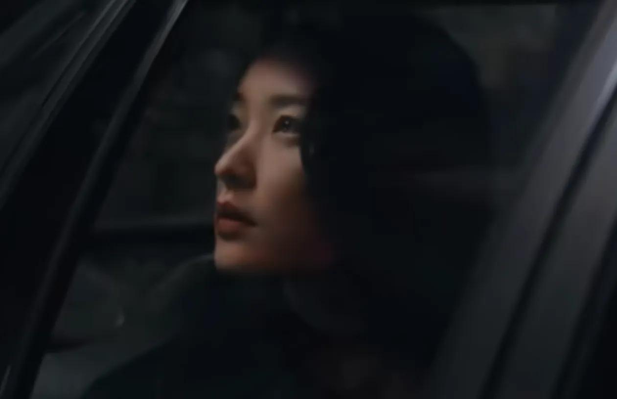 在香港做服务员的雪芝其实已经后悔，但高自尊的她依旧在阿宝面前显示她过得很好，月入