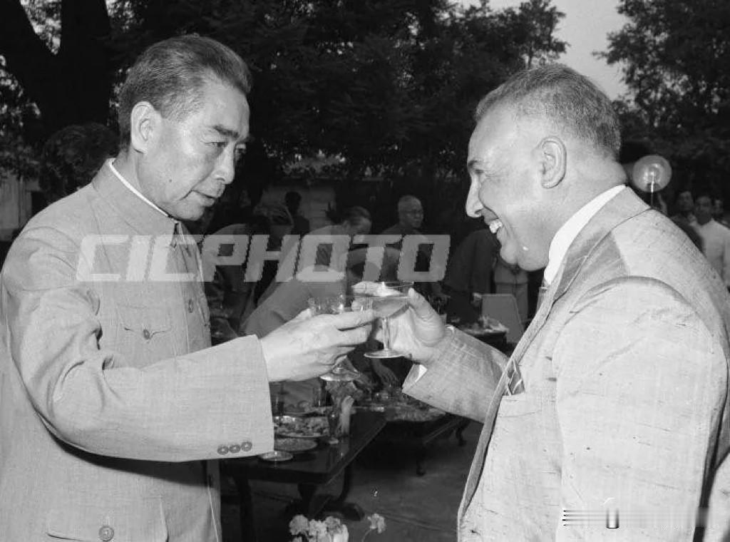 【周总理历史上的今天——5月27日】
1965年5月27日，晚上，周恩来总理出席