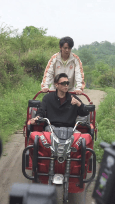 谢霆锋带着丁真翻车了掉沟里都不忘先救丁真，这友谊我羡慕了！ ​​​