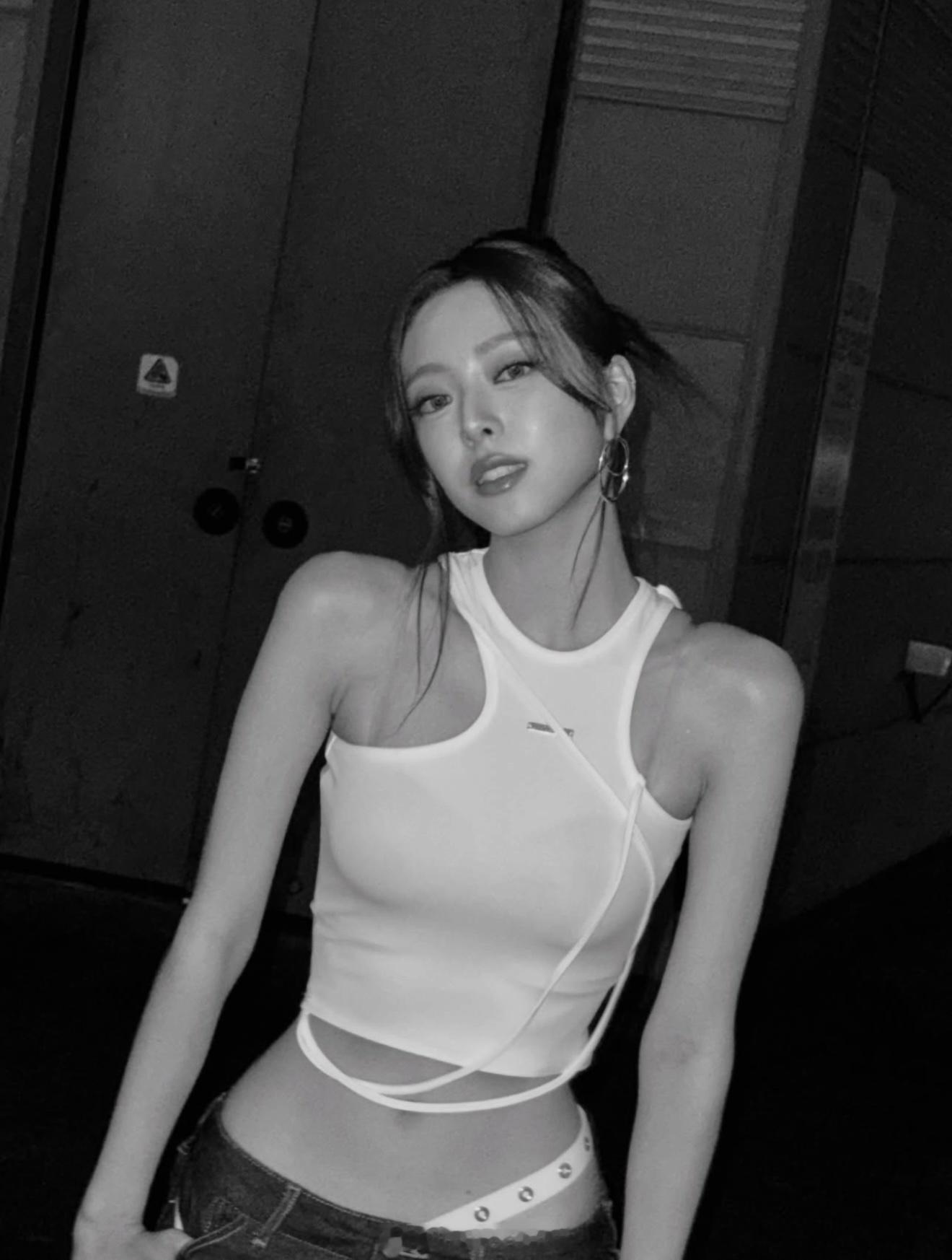 申有娜 申有娜 yunains更新南韩女idol身材前三名 ​​​