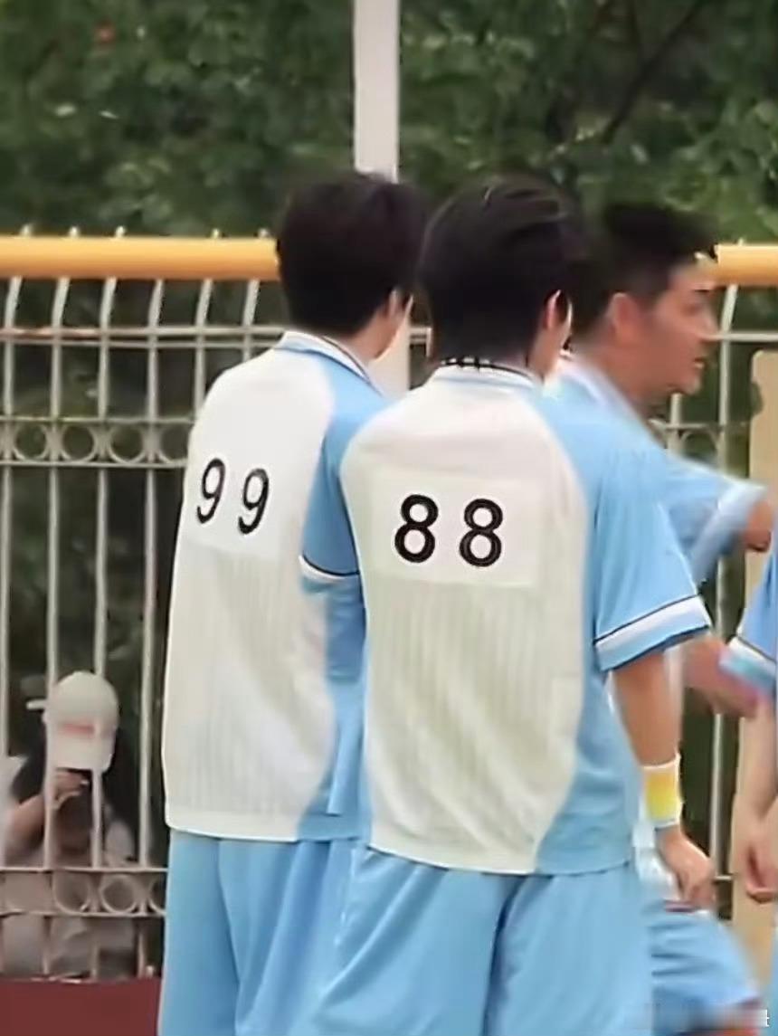 宋亚轩刘耀文球衣8899就是99不88的意思呀宋亚轩刘耀文甜甜蜜蜜4399 