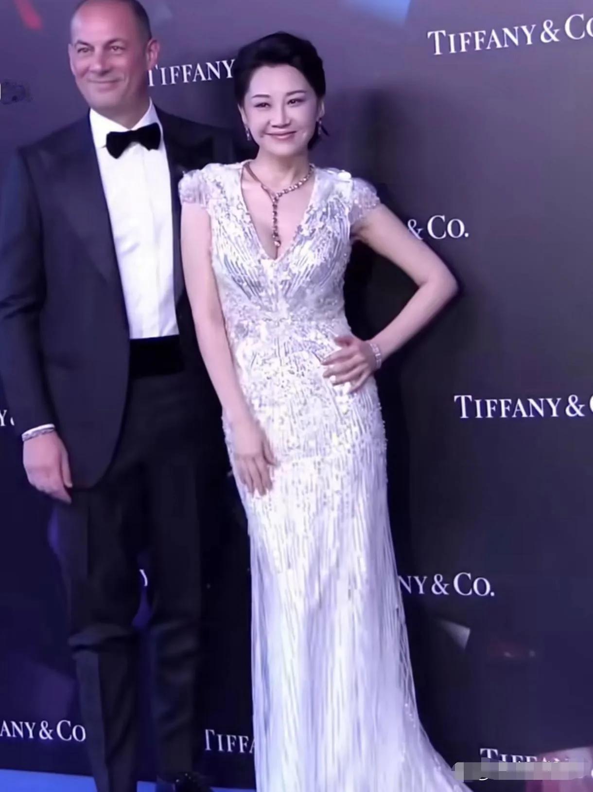 许晴，出席珠宝活动，年过半百的她依旧美艳动人！一袭深V亮片礼服裙勾勒出迷人的身材