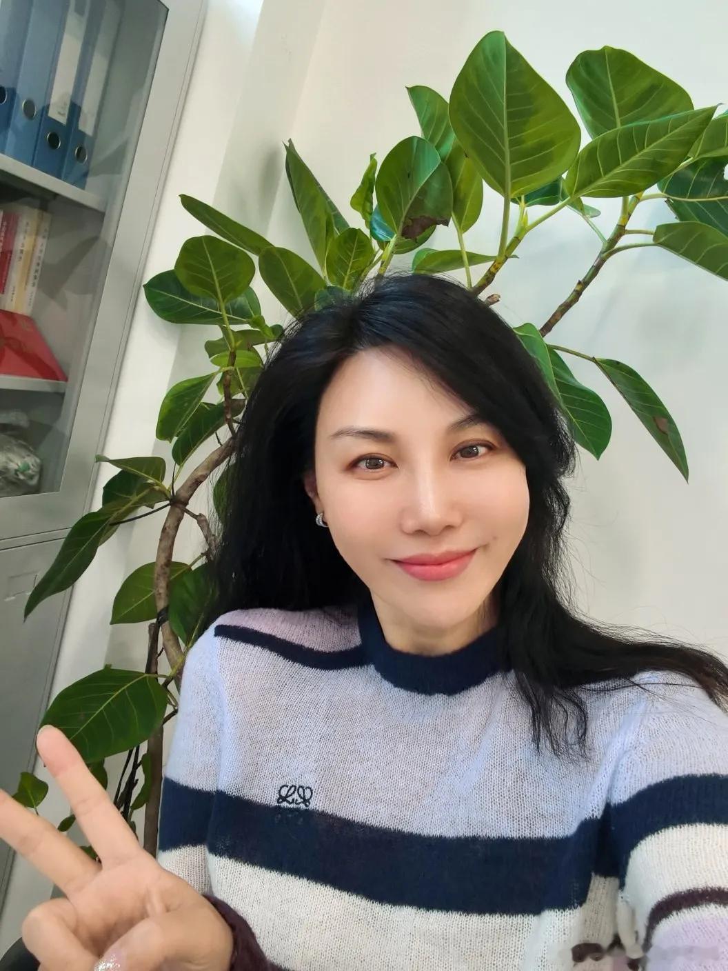 妆容分享时尚穿搭今天穿什么ootd 长发素人日常穿搭 