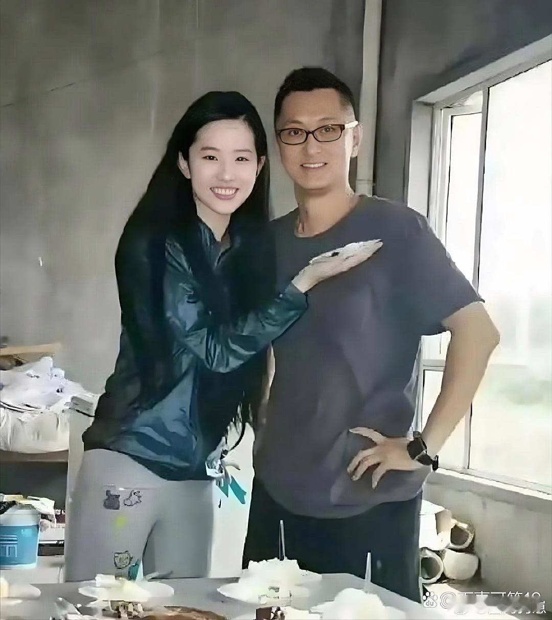 24岁的刘亦菲满脸胶原感，状态绝佳！可谁能认出她身边的人是谁？ ​​​