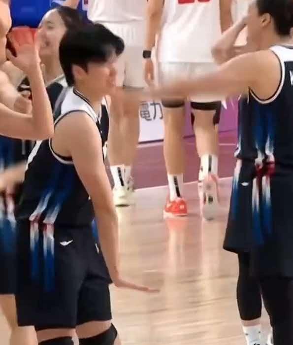 韩国女篮球员做出嘲讽手势今日女篮亚运会半决赛，中国女篮80-85不敌韩国女篮。赛