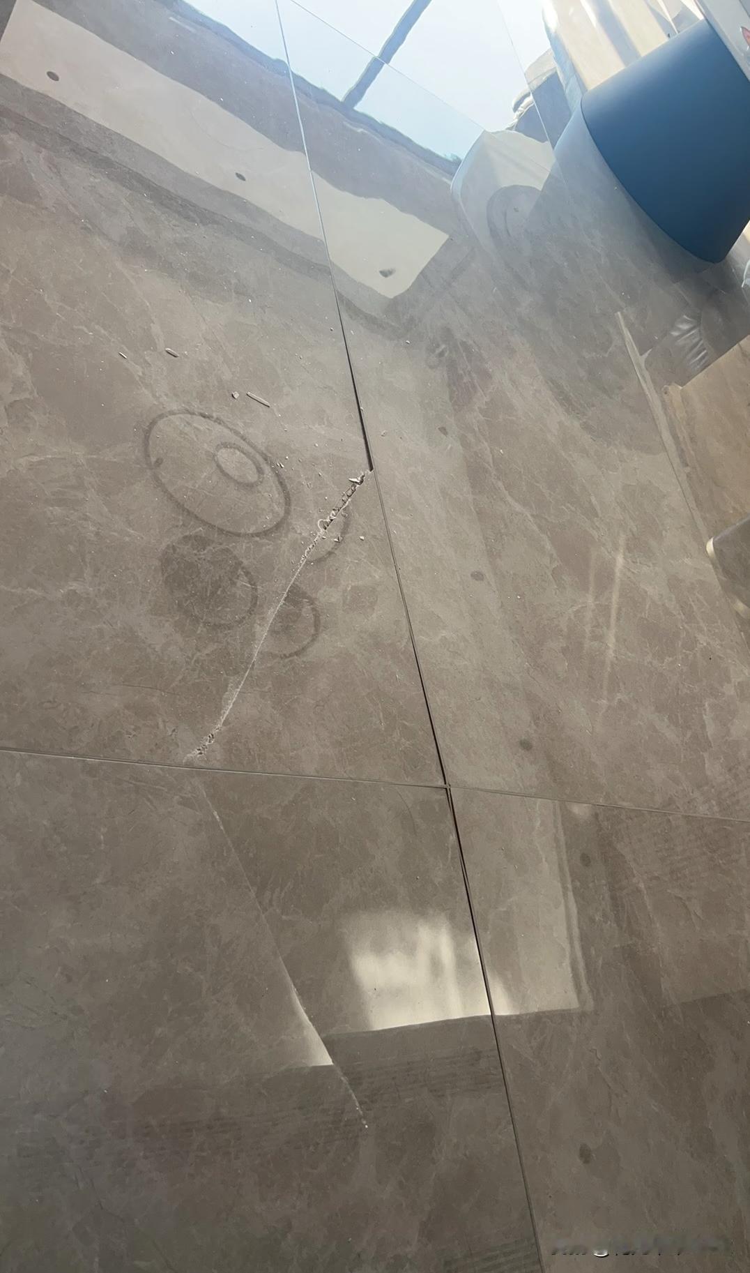 十二月了，通暖气就出问题了。地砖炸裂了，家人们都怎么解决的？
新房装修入驻第一年