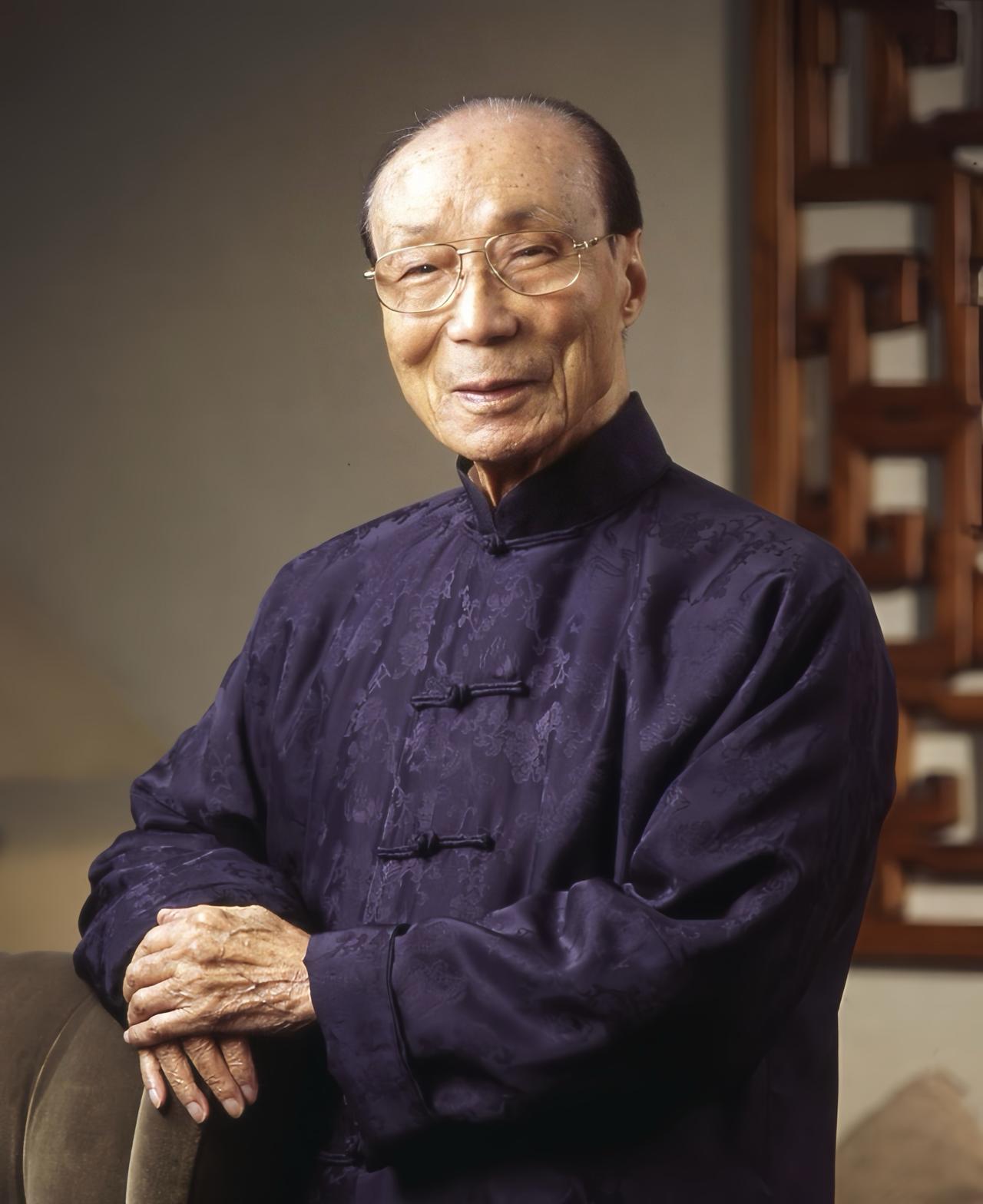 邵逸夫一生堪称传奇，他直至 103 岁才告别工作舞台，最终以 107 岁高龄安然