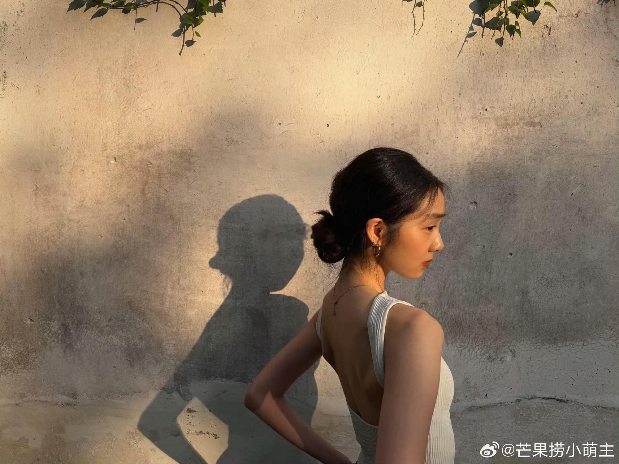 黄多多背肌以前好像看到过黄老师晒出来的照片，很小的时候就超级自律了，在家里自己练