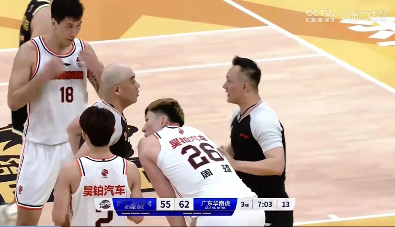 脸都不要了！广厦男篮109：102广东男篮，7问主裁判闫军。1. 请问孙铭徽夹球