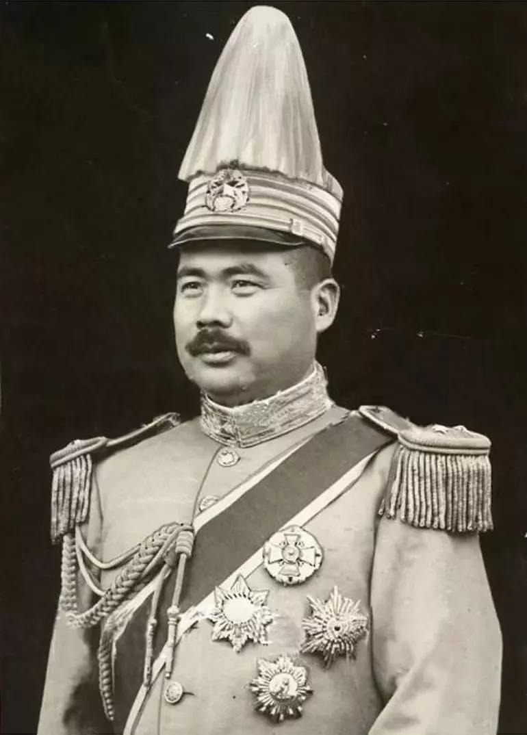 冯玉祥那可是个大名鼎鼎的人物，他有三个儿子，先说这老大冯洪国，安徽巢湖人。这家伙