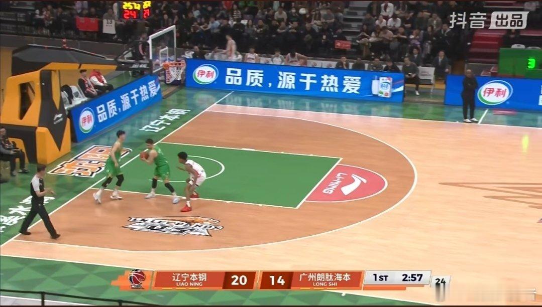 杨宏峰这个老登，明显辽篮的球，非得说是辽篮整出届的，球员质疑的时候，他指了指自己