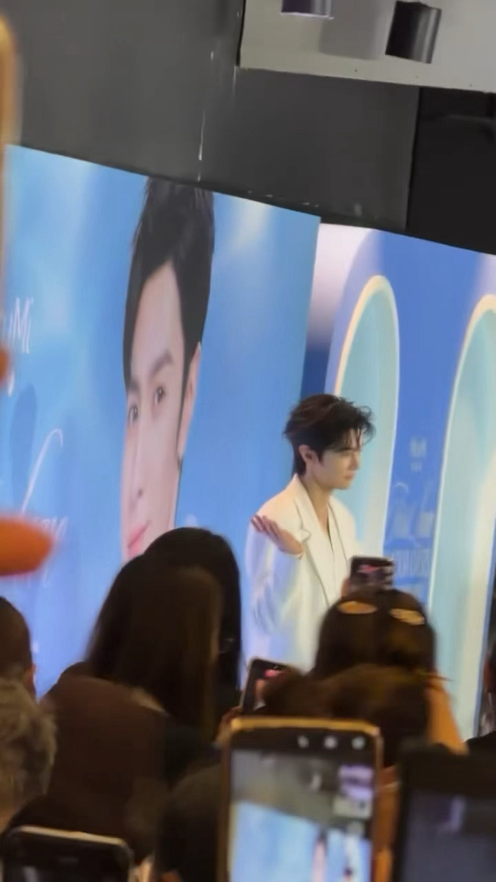 全球请安静 泰国请颤抖 陈哲远又闪耀泰国了陈哲远白色西装大衣造型陈哲远泰国线下活