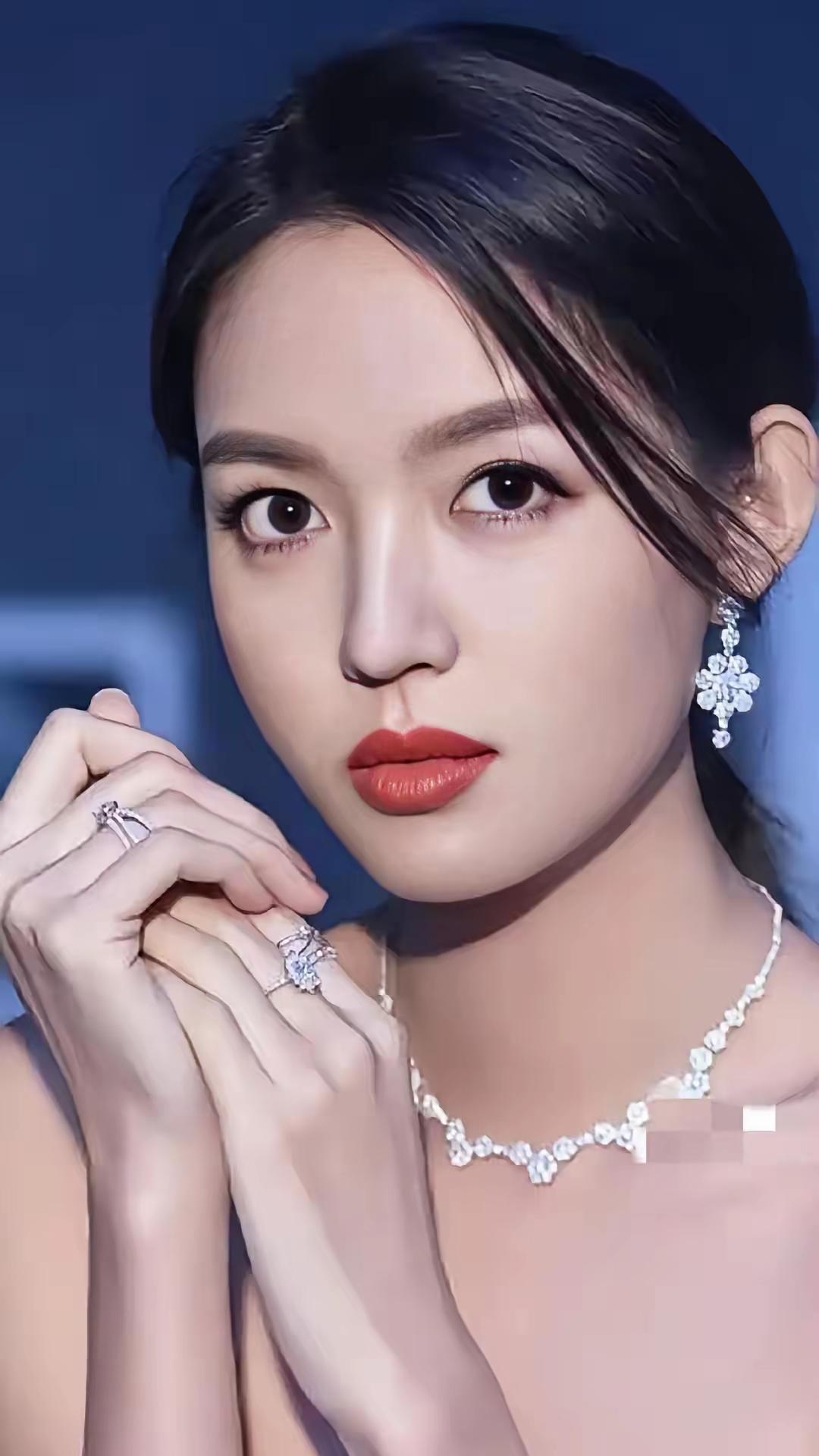 这是钟楚曦吗？真的是美女百变。