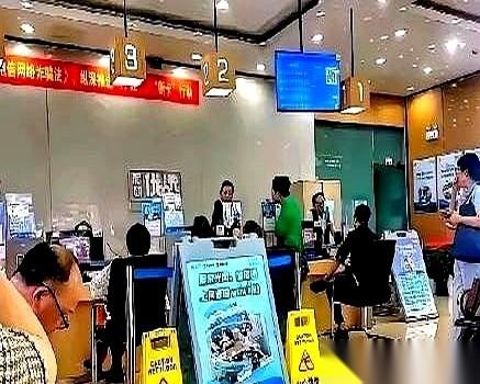 “我这号用了15年！15年！一个月139块，就给我30个G？”
整个营业厅的冷气