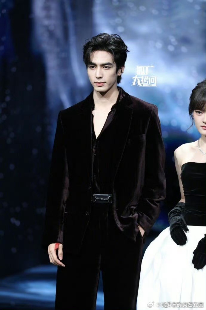 张凌赫宋威龙红毯生图宋威龙张凌赫生图微博之夜红毯 张凌赫和宋威龙的红毯生图，颜值