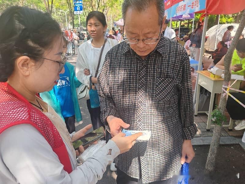 万柏林区和平街道新建西社区：暖心助考 为高考学子护航
 
2026年高考期间，万