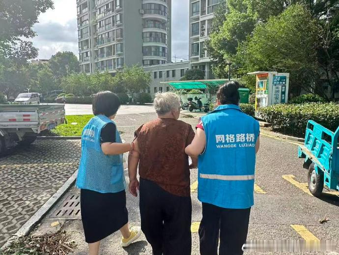 台州路桥警网联动暖心护送摔倒老人归家老人意外摔倒，民警与网格员迅速到场照料，小心