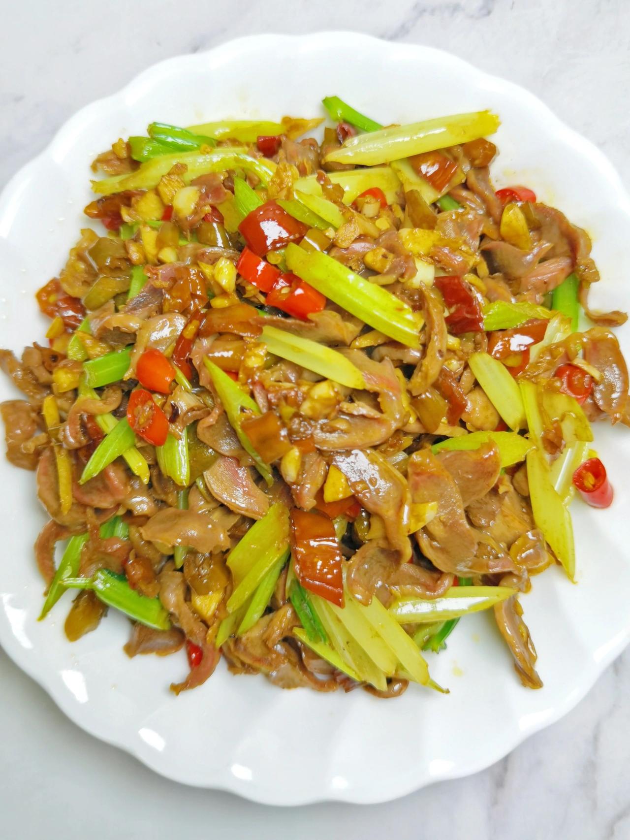 酸辣鸡杂，太费米饭了
我对酸辣椒真的毫无抵抗力，酸辣鸡杂、酸辣魔芋、酸辣肉末、酸