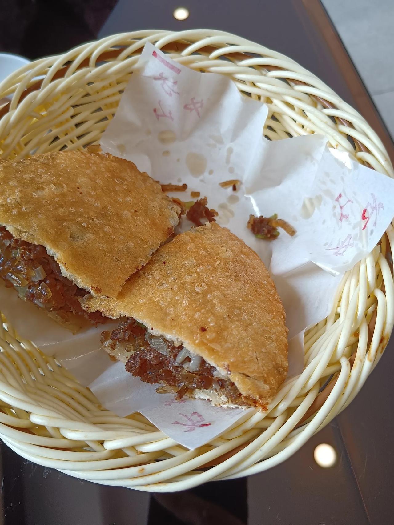 方中山胡辣汤，终于是喝到了。
一个牛肉盒，一个油饼，两个鸡蛋，不到四十块钱，两碗