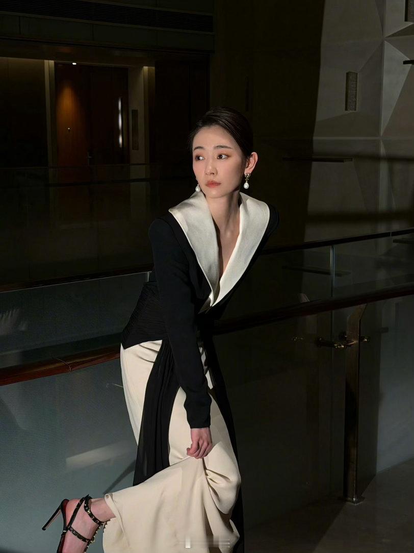 刘雅瑟一袭深V造型简约又大方，将以注目未来单元新锐影像选荐人的身份亮相北京国际电