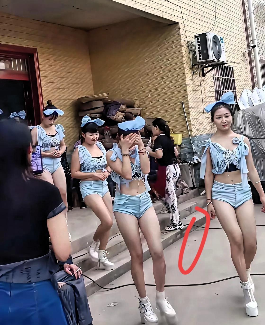 90岁大爷过寿，儿子直接请歌舞团助兴，这哪是炫富，分明是最高级的尽孝！
 
很多