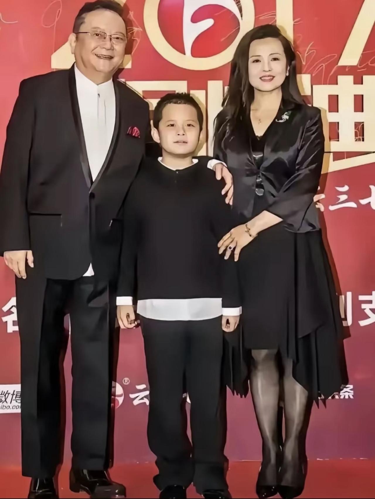 69岁走红毯，身边的小孩不是外孙是亲儿子！这事儿还真发生在王刚身上。这是2017