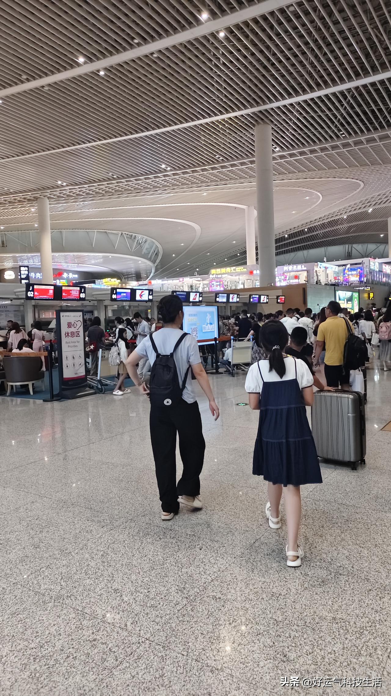 旅游五天圆满结束，总算回舒服的青岛啦
 
周一一大早搭早班飞机从青岛出发，一路辗