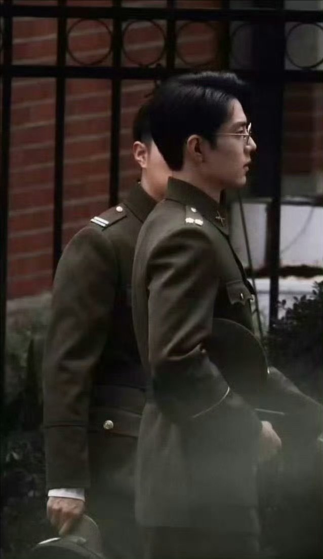 肖战怎么可以帅成这样 肖战人怎么可以帅成这样，军装真的会被帅昏过去啊，身材和脸都