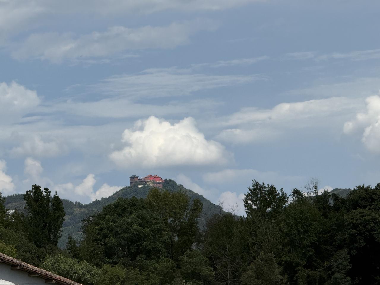 从老家的阳台上眺望灵谷峰。
灵谷峰，海拔320米，位于江西抚州临川区东南，山不高