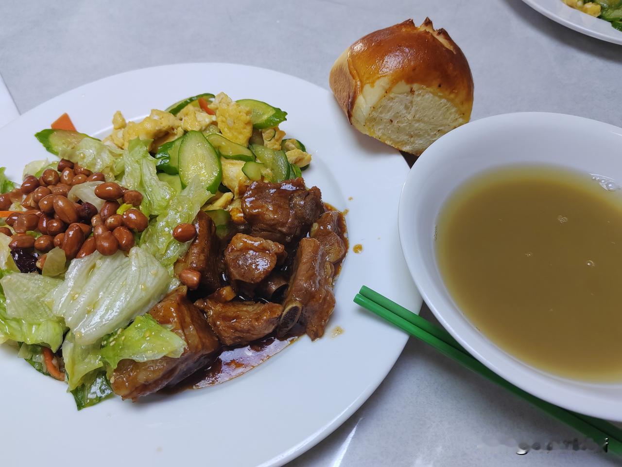 今天吃晚餐的时候，船上的广播突然响了起来，第一遍是用英语广播的，后面紧跟着一遍汉