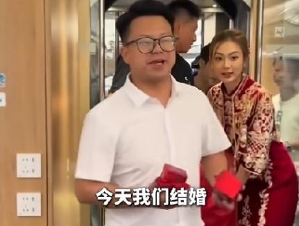 [酸]近日，贵州遵义一姑娘坐高铁到四川结婚，新郎一上车就给全车厢的人发喜糖。新娘
