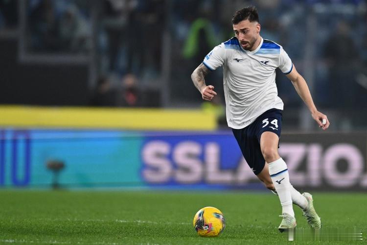 4月28日讯 据《米兰体育报》报道，米兰老板卡尔迪纳莱已经批准在今夏引进拉齐奥后