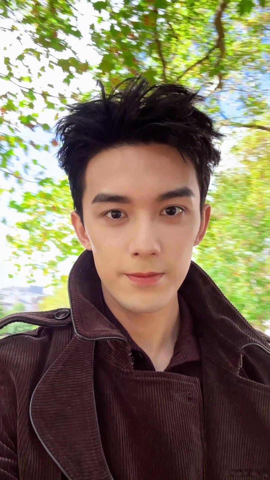 吴磊自拍报备行程 男友视角的画面配上温柔的语气，让人忍不住把自己想象成正在听他汇