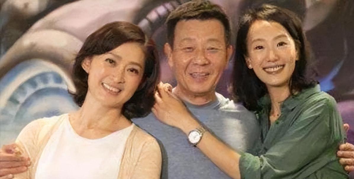 “两个老婆太累了，大家不要学我。”1996年，寇世勋将健美小姐许黎丹带回家，对妻