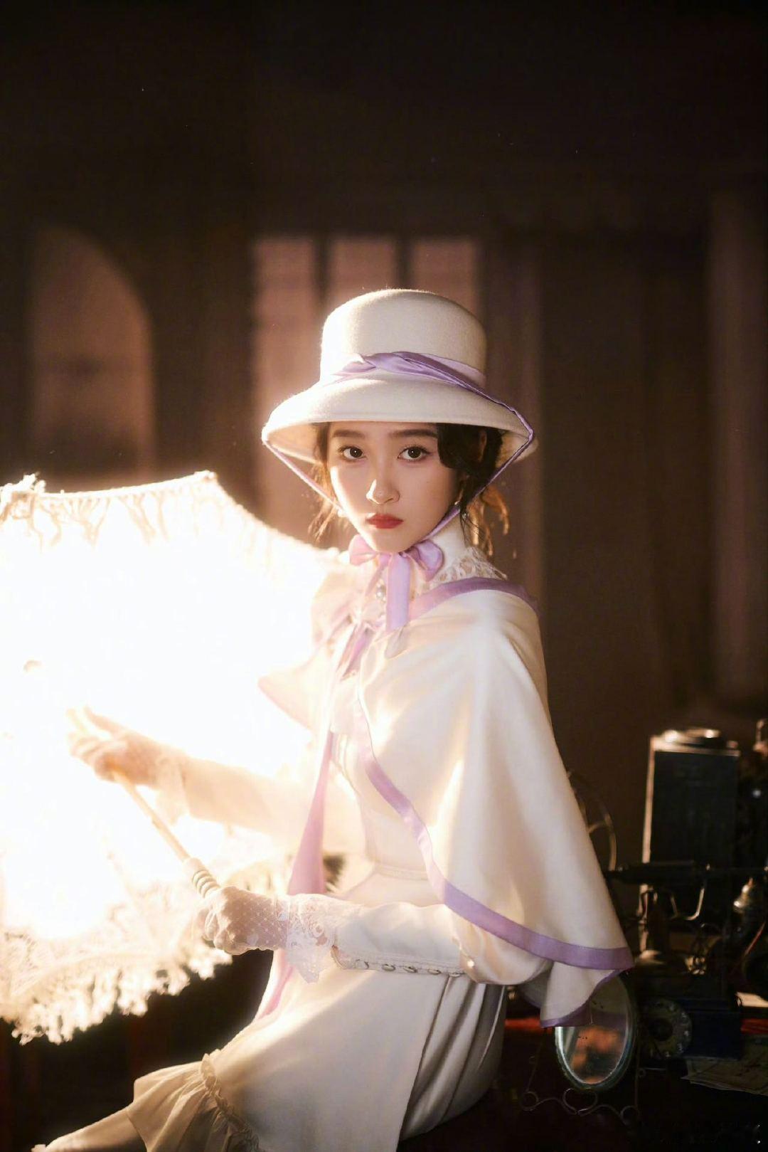 关晓彤新年超美形象大片 新年美出新高度！洁白造型勾勒优雅轮廓，品牌还会选！ 