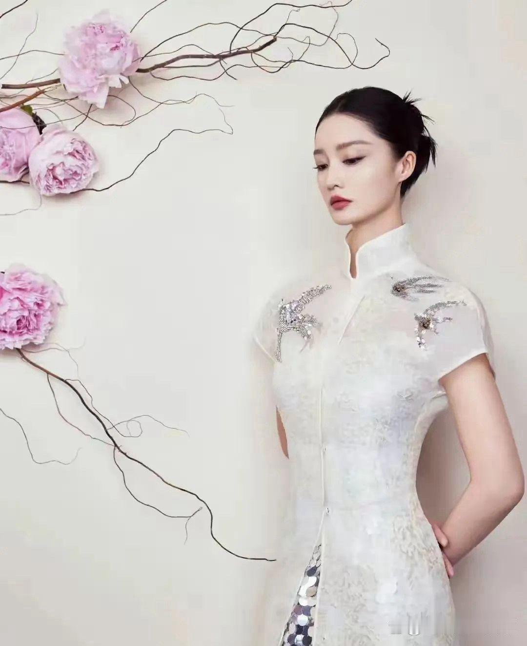 李沁凭借独特的气质展现了新国风的魅力，引领了一股时尚潮流。她的每一次亮相，都让人