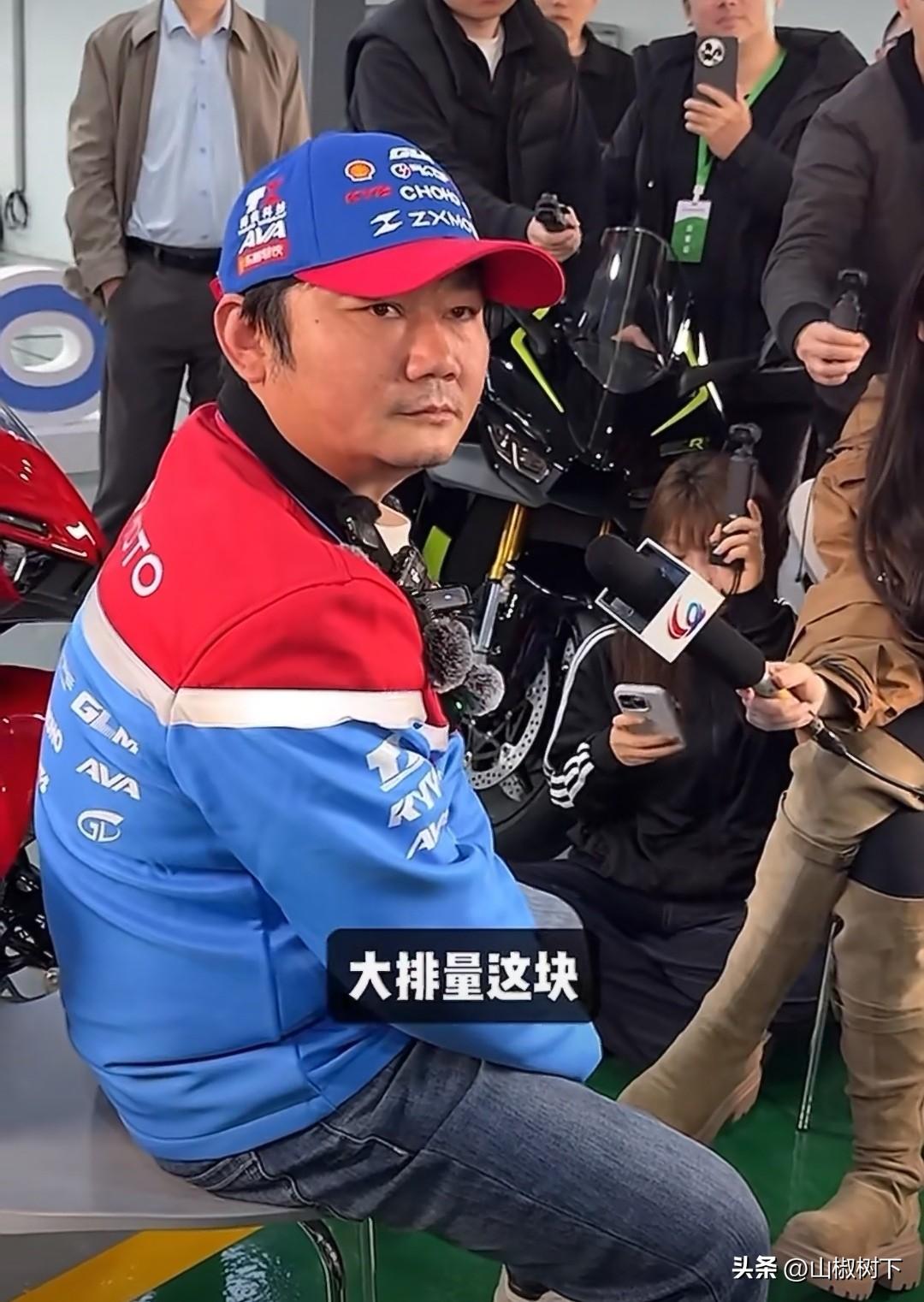 听人劝吃饱饭，东鹏特饮这波赢麻了，事情起因是2025年11月，张雪机车因备战WS