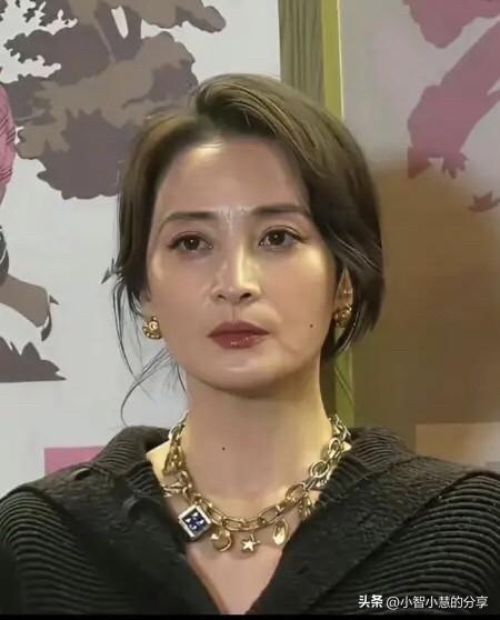 她年轻的时候可是跟陈红、何晴一样漂亮的大美女，但上了45岁之后颜值就下滑的比较快