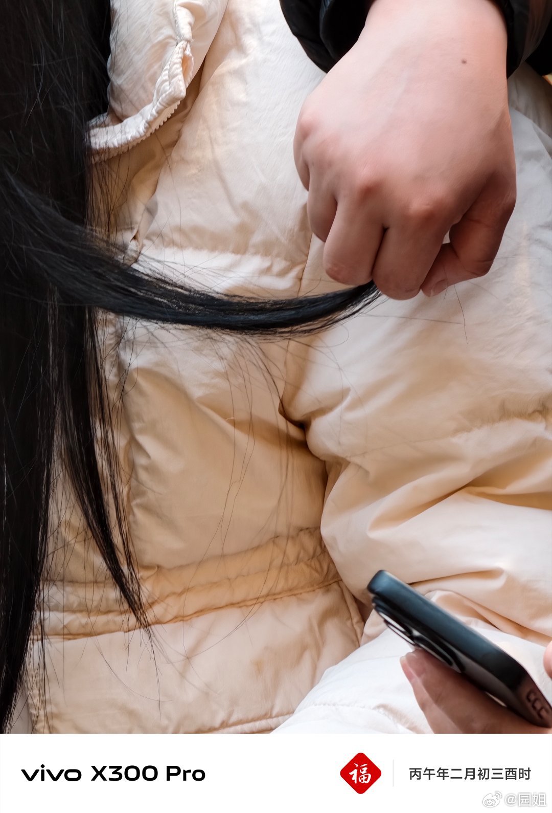 这个男生该多喜欢这个女孩子啊吃饭 等位的时候也得拉着头发。 