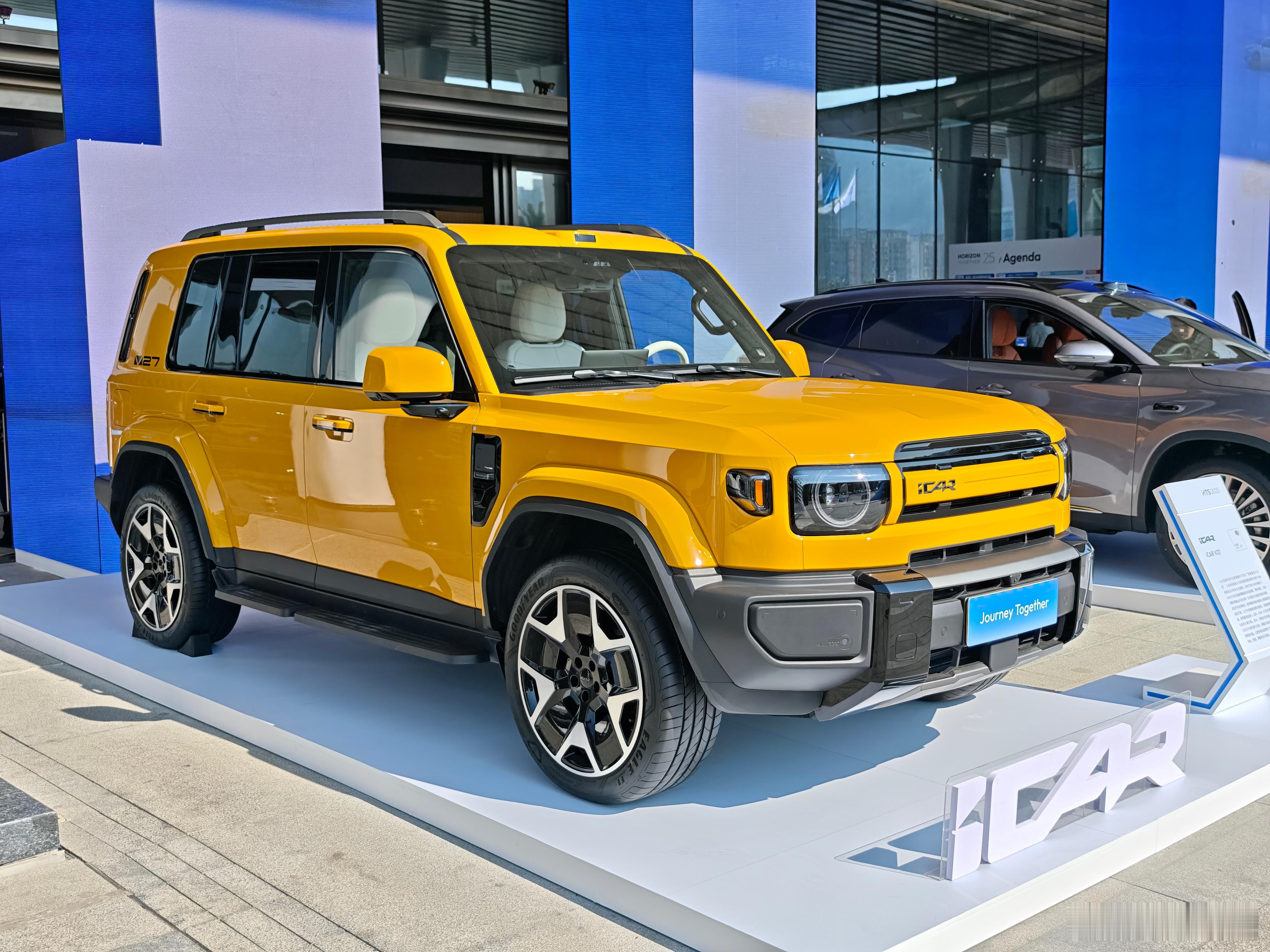 今天会场最受关注的车——iCar V27我说它：“可惜太像路虎卫士了。”说：“这
