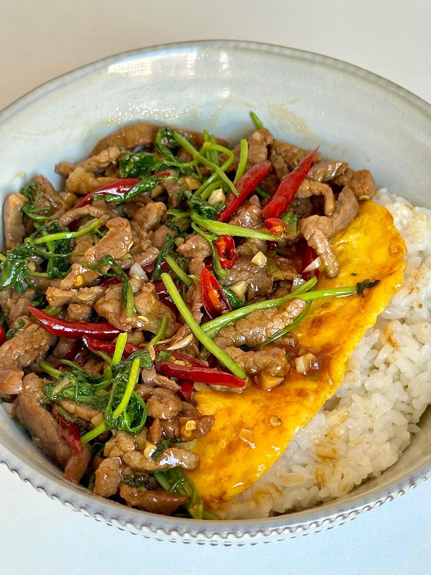 好吃又下饭的香辣肉丝盖饭。🍐食材： 香菜，牛肉 🍅步骤 1⃣️牛肉...