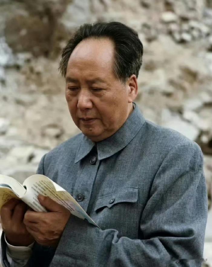 毛主席有个爱好。
就是特别喜欢读书看报。
这是他从年轻时就养成的习惯。
即便他后