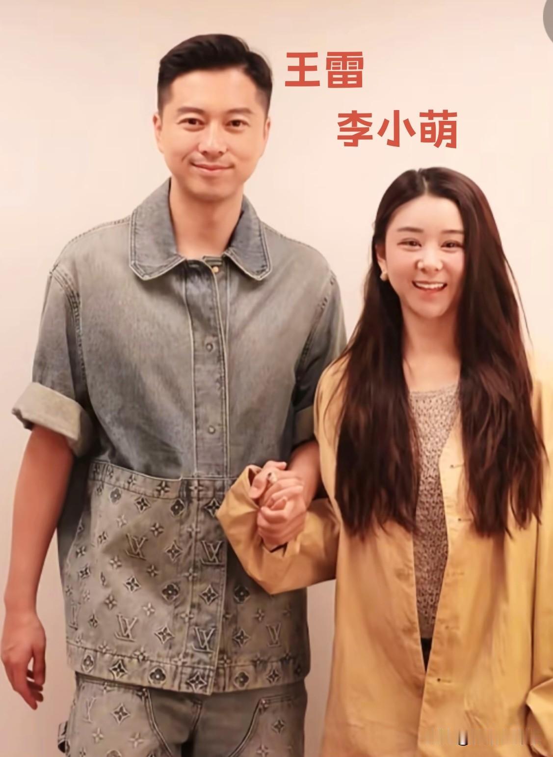 年轻时的王雷和李小萌，时隔多年今昔对比。
夫妻牵手恩爱，两儿子活泼可爱，王雷肩扛