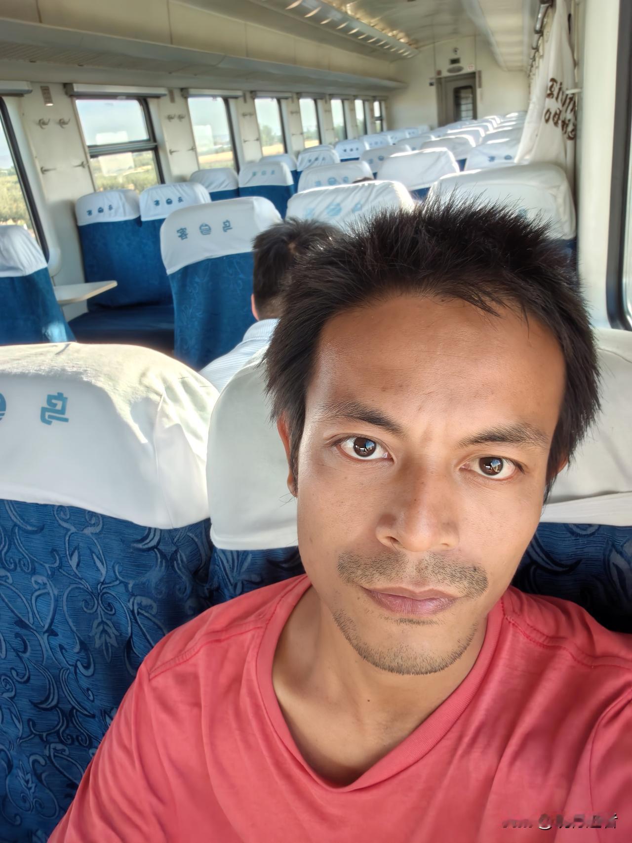 流浪两个多月，人都沧桑了很多。不修边幅也习惯了，光顾着省钱，也不在意自己的形象了