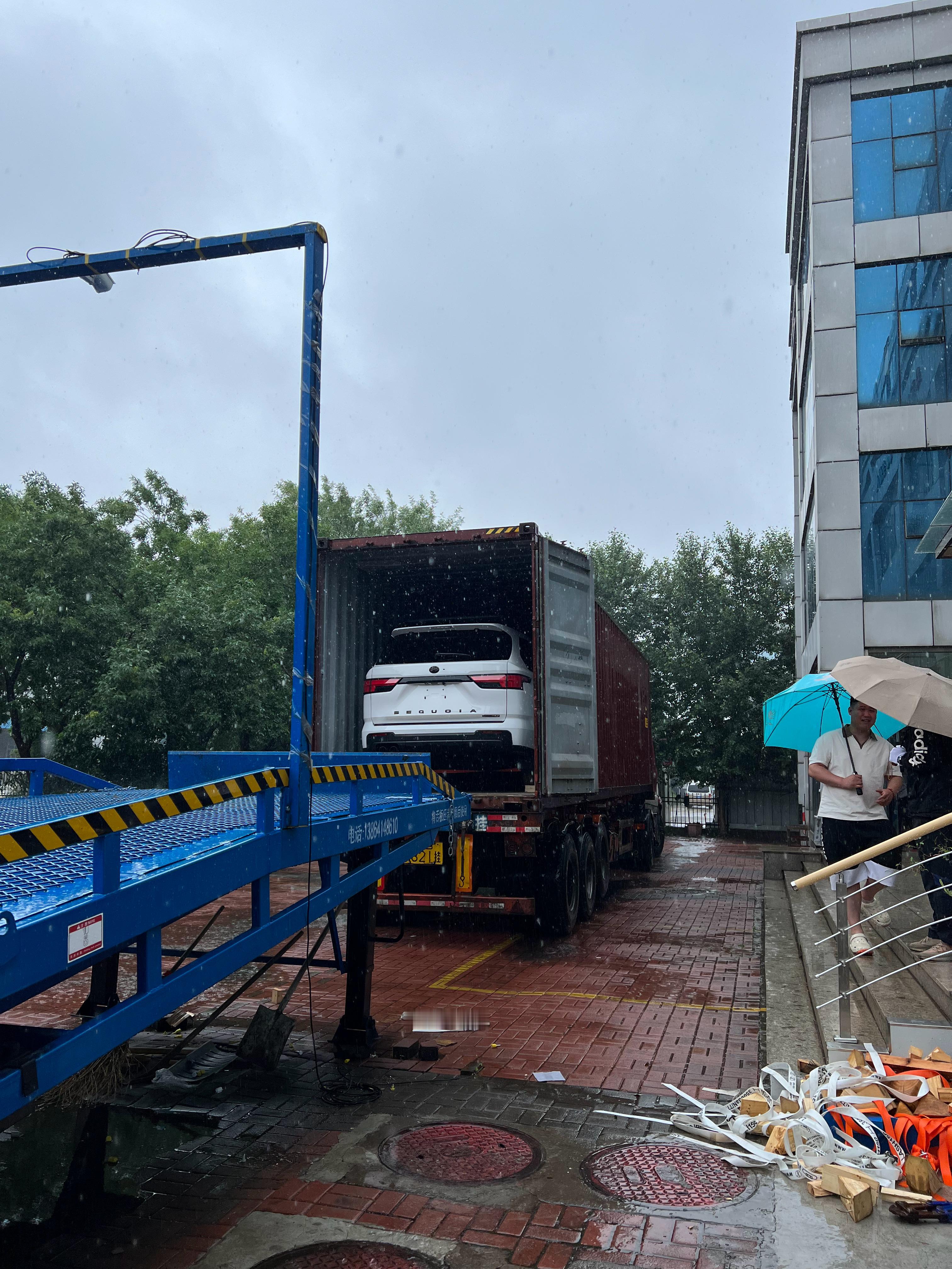 又是一台手动挡BMW   俩车一个集装箱，外面这个车叫“红杉”老款的红杉是5.7
