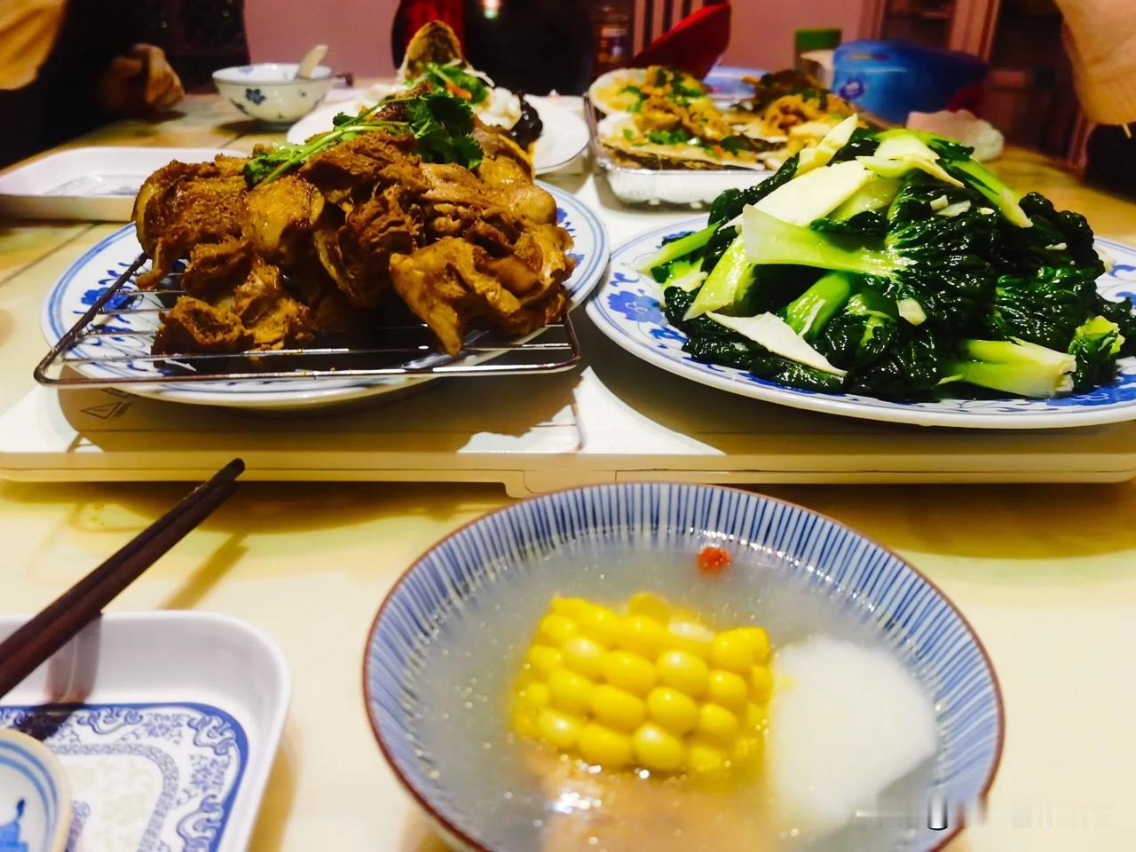 正在厨房做饭，亲家打来电话，说今天刚从农村的自住房回来，给我带来了从农村拿来的上