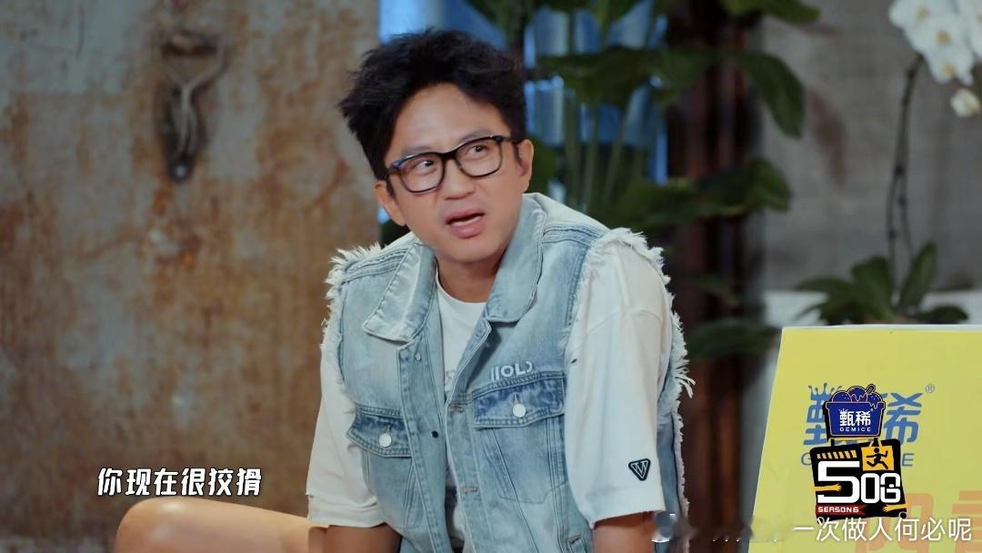 邓超：虽然我头发乱，但我长得帅啊！（并没有）黑框眼镜配上炸毛发型，简直是“自暴自