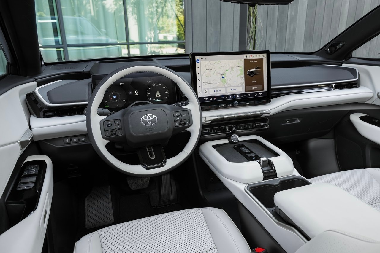 关于内饰，我觉得这种就挺好，你们觉得呢？正常的方向盘，大量的机械按钮，仪表和中控